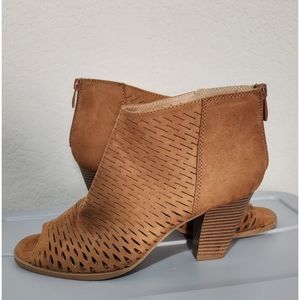 Cl by Laundry laser cut ankle peep toe boot bootie tan womens size 9